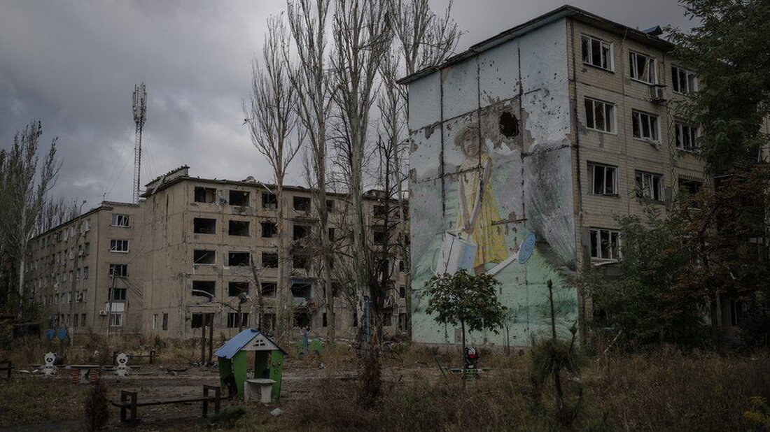 Die Ukraine hat mit der Zwangsevakuierung von rund 1.000 Kindern aus Gebieten nahe der Frontlinie begonnen, da Russland die Angriffe verstärkt. Den Eltern wurde mitgeteilt, dass sie ihre Familien aus 31 Siedlungen in den Regionen Cherson und Donezk in Sicherheit bringen müssen. Personen unter 18 Jahren müssen von einem Elternteil oder Erziehungsberechtigten begleitet werden. Ukrainische Beamte haben solche Evakuierungen schon früher angeordnet, als die Kämpfe eskalierten. Beamte sagen, dass viele Kinder unter nahezu ständigem Beschuss leben und beharren darauf, dass es jetzt viel zu gefährlich für sie sei, zu Hause zu bleiben. Begleitet von Polizisten – mit der Macht, Familien …