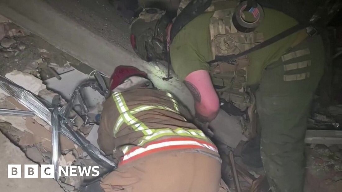 Nach einem angeblichen russischen Angriff in der ukrainischen Innenstadt Dnipro wurden 20 Menschen verletzt – und es wird befürchtet, dass weitere eingeschlossen sind. Von Präsident Wolodymyr Selenskyj geteiltes Video zeigte Retter, die die Überreste eines zweistöckigen Gebäudes durchsuchten. Ein anderer Beamter sagte, fünf der Opfer seien Kinder gewesen und ein Mann sei aus den Trümmern gezogen worden. Auch in anderen Teilen der Ukraine wurden am Samstag Explosionen gemeldet. Russland hat die jüngsten Ereignisse nicht kommentiert. Allerdings hat es zuvor bestritten, bei der Invasion des Nachbarlandes gezielt Zivilisten angegriffen zu haben. Nach Angaben des Regionalgouverneurs kam es nach dem mutmaßlichen Streik …