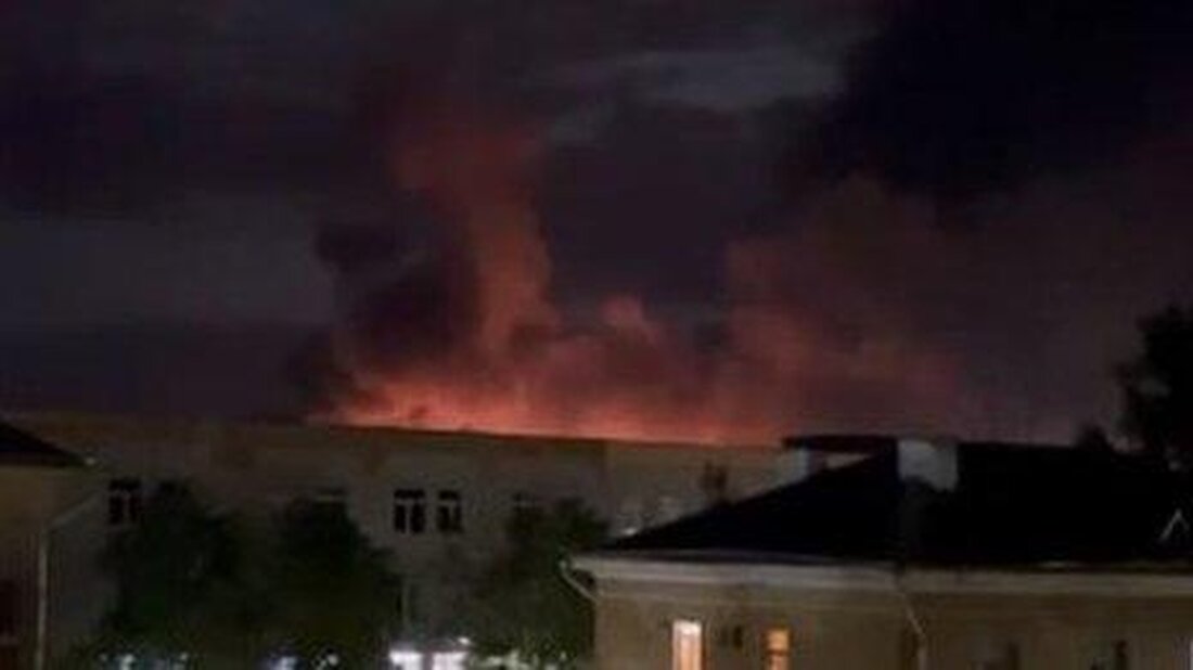Berichten aus Russland zufolge kam es zu einem Drohnenangriff auf den Flughafen der nordwestlichen Stadt Pskow. Der örtliche Gouverneur sagte, das Militär wehre einen Angriff ab. Er lud ein Video hoch, das ein großes Feuer zeigte, während auch eine Explosion zu hören war. Einem unbestätigten russischen Medienbericht zufolge seien am Flughafen vier Transportflugzeuge vom Typ Iljuschin 76 beschädigt worden. Pskow liegt mehr als 600 km (372 Meilen) von der Ukraine entfernt, nahe der Grenze zu Estland. In den letzten Wochen hat die Ukraine den Einsatz explosiver Drohnen verstärkt, um Ziele innerhalb Russlands anzugreifen. „Das Verteidigungsministerium wehrt einen Drohnenangriff auf den …