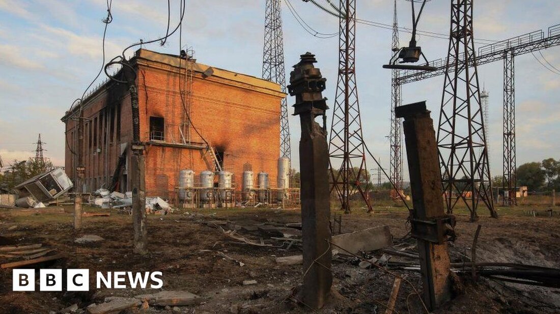 Die Ukraine kann zum ersten Mal seit sechs Monaten wieder Strom exportieren, da sich ihre Energieinfrastruktur von monatelangen wiederholten russischen Angriffen erholt. Russland begann seinen langwierigen und gezielten Angriff auf die Energieinfrastruktur der Ukraine im vergangenen Oktober. Es führte zu Stromausfällen und geplanten Stromausfällen, die die Städte im Winter in Dunkelheit versetzten. Die Ukraine musste ihre Stromexporte stoppen – kann ihren überschüssigen Strom nun aber wieder verkaufen. Energieminister Herman Halushchenko unterzeichnete eine Durchführungsverordnung zur Genehmigung der Exporte, obwohl lokale Kunden weiterhin Priorität haben. Er sagte, das System habe fast zwei Monate lang zusätzliche Kapazität produziert und die Ukrainer seien keinen …