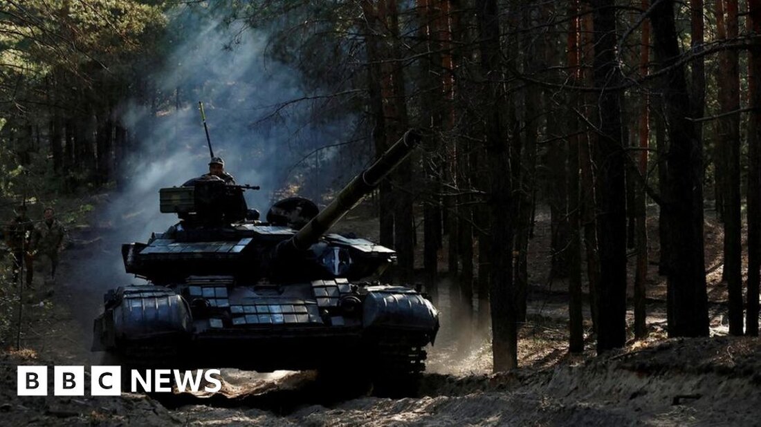 Die Ukraine hat einigen Einwohnern gesagt, sie sollen Kupjansk verlassen, da Russland letztes Jahr versucht, die Stadt zurückzuerobern. Das Militärkommando von Charkiw forderte Familien und Personen mit „eingeschränkter Mobilität“ auf, das Land zu verlassen, da die russischen Streitkräfte „ständig“ schießen. Russland eroberte die Stadt, ein wichtiges Versorgungszentrum, zu Beginn der groß angelegten Invasion, und die Ukraine eroberte sie im vergangenen September zurück. Unterdessen sagt die Wagner-Gruppe, dass Truppen Bakhmut „praktisch eingekreist“ haben. Anfang dieser Woche gab Präsident Selenskyj zu, dass die Situation in Bakhmut – etwa 80 Meilen südlich von Kupiansk – „immer schwieriger“ werde. In Kupjansk sagte die regionale …