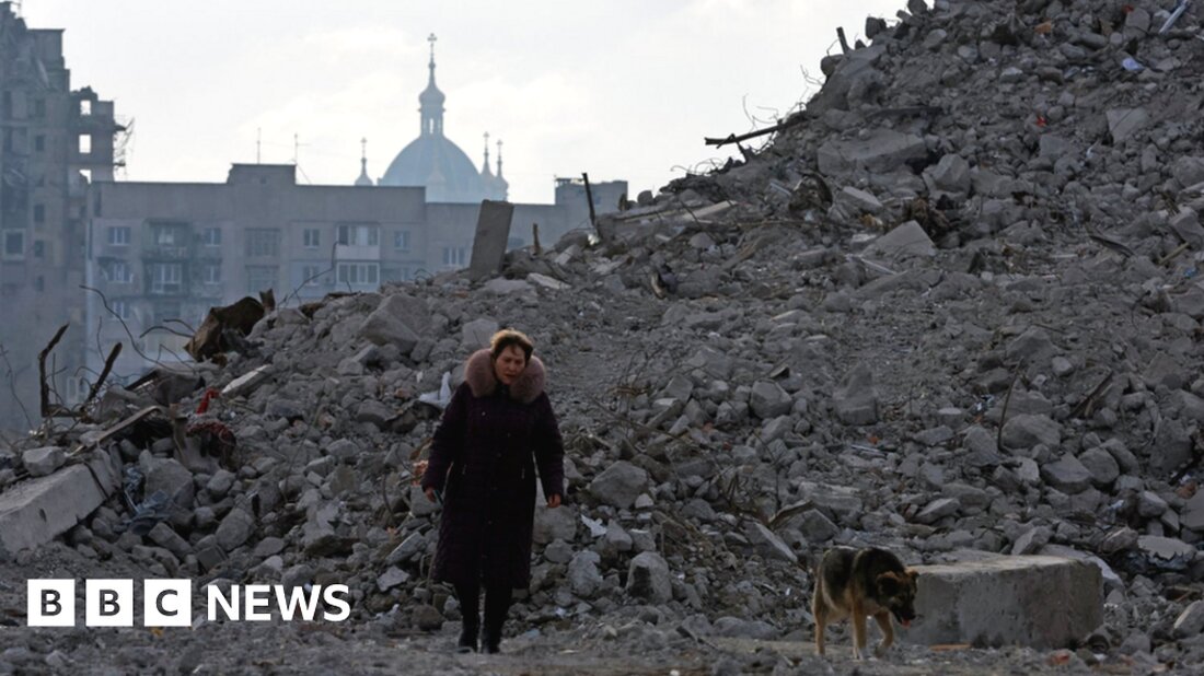 Leute aus Mariupol zu finden, die bereit waren, mit mir zu sprechen, war nie einfach. Nach 10 Monaten russischer Besatzung sind Angst und Misstrauen die beiden häufigsten Reaktionen, denen ich begegnet bin, als ich nach jemandem gesucht habe, der mir sagen könnte, wie die Dinge in Mariupol im Südosten der Ukraine wirklich sind. „Ich glaube, Sie sind ein russischer Journalist. Ihnen wird nicht gefallen, was ich zu sagen habe. Leute wie Sie töten, wenn Sie ihnen die Wahrheit sagen“, sagte ein Social-Media-Nutzer, der behauptete, aus der Hafenstadt zu stammen. Russische Streitkräfte setzten die Menschen in Mariupol einer schrecklichen monatelangen Belagerung …