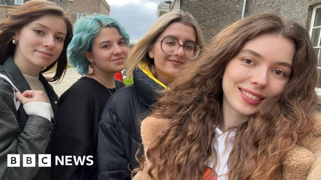 Vier ukrainische Studenten, die aus ihrem Land geflohen sind, um ihr Studium in Großbritannien fortzusetzen, haben gesagt, dass sie sich immer noch an das Gefühl der Sicherheit gewöhnen. Die vier Studenten verließen die Ukraine im Rahmen eines Städtepartnerschaftsabkommens nach der Invasion des Landes durch Russland. Die University of Leicester hat die Vereinbarung mit der Kremenchuk Mykhailo Otrohradskyi National University getroffen. Die Studenten sagten, ihr semesterlanger Aufenthalt sei sowohl &#8222;erstaunlich&#8220; als auch &#8222;hart&#8220;. „Einer der Unterschiede, die mir aufgefallen sind, war, dass nachts alle Lichter an sind [Leicester]während es in Krementschuk wegen der Raketenangriffe Stromausfälle gibt&#8220;, sagte die 19-jährige Oleksandra Korshunova. &hellip;