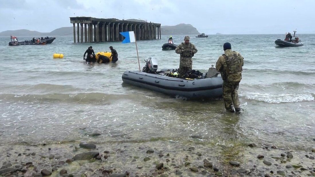Ukrainische Truppen haben in den schottischen Highlands an Übungen teilgenommen und gelernt, wie man russische Bomben, Sprengfallen und Minen entschärft und entschärft. Taucher und Experten der Royal Navy haben ihre ukrainischen Kollegen darin geschult, Sprengkörper im Loch Ewe in Wester Ross zu finden und zu neutralisieren. Das Programm umfasste die Räumung von Tiefwasserschifffahrtswegen und die Sicherstellung von Stränden für Amphibienangriffe. Die Teams trainierten außerdem mit modernsten U-Boot-Robotern. Die Diving and Threat Exploitation Group (DTXG) der Marine gab ihr Wissen an Taucher der ukrainischen Marine, Betreiber von Kampfmittelbeseitigungsanlagen und Personal weiter, die mit unbemannten Unterwasserfahrzeugen arbeiten. Die Schulung wurde zusammen mit …