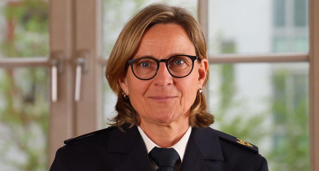 Ulrike Schäfer wird neue Polizeipräsidentin des Polizeipräsidiums Mannheim und übernimmt damit die Leitung des personalstärksten Polizeipräsidiums in Baden-Württemberg. Die Ernennung von Ulrike Schäfer zur neuen Polizeipräsidentin des Polizeipräsidiums Mannheim kommt zu einer Zeit, in der die Polizei Baden-Württemberg eine schwere Zeit durchlebt. Ein Polizeibeamter wurde kürzlich in Mannheim bei einem grausamen Messerangriff getötet. Der stellvertretende Ministerpräsident und Innenminister Thomas Strobl betonte die Notwendigkeit einer starken Führungspersönlichkeit in diesen schweren Zeiten und lobte Ulrike Schäfers herausragende Führungsqualitäten. Das Polizeipräsidium Mannheim ist für die Sicherheit von rund einer Million Menschen auf einer Fläche von circa 1.315 Quadratkilometern zuständig. Mit rund 2.750 Mitarbeitern …