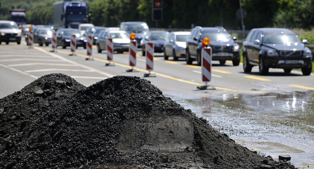 Die Bauarbeiten für die nördliche Umgehungsstraße um Ebnat im Ostalb haben begonnen. Das neue Straßenlayout soll den Durchgangsverkehr reduzieren und die Bewohner entlasten. Eine dringend gewünschte Erleichterung für die Stadt Ebnat am Härtsfeld wird nun umgesetzt. Anfang dieser Woche begannen die Bauarbeiten an der rund 2,1 Kilometer langen nördlichen Umgehungsstraße der Stadt im Ostalb. Die Umgehungsstraße beginnt an der Baumgrenze westlich von Ebnat und wird an der heutigen Kreuzung der Landesstraße L 1084 / Landesstraße L 1076 wieder an das bestehende Straßennetz angeschlossen. Die Bundesregierung trägt die Kosten in Höhe von insgesamt 6,7 Millionen Euro. Der Staat beteiligt sich mit …