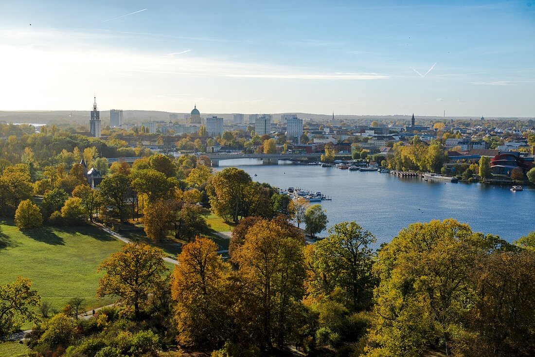Der Turm der umstrittenen Garnisonkirche in Potsdam wird mit einem Festakt eröffnet. Proteste begleiten die Feierlichkeiten, die von Steinmeier geleitet werden.