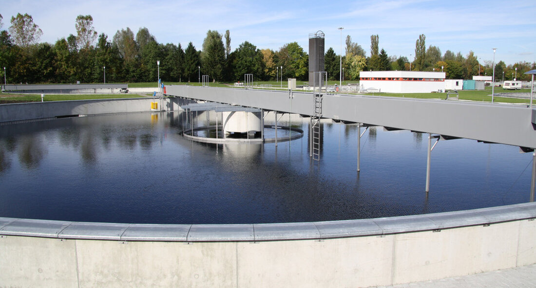 Mit einem jetzt gestarteten Projekt ermittelt das Umweltministerium das Potenzial des Staates für eine klimafreundliche Abgewinnung von Abwärme aus dem Auslass von Kläranlagen. So wird der Heizungsübergang in Baden-Württemberg vorangetrieben. Schutz des Klimas und der Umwelt durch Rückgewinnung von Wärme aus Abwasser – darum geht es in dem gerade begonnenen Projekt „Lokalisierung von Standorten für die Nutzung von Abwasserwärme aus dem Auslass von Kläranlagen in Baden-Württemberg“dass das Umweltministerium mit rund 170.000 Euro finanziert. Der Schwerpunkt liegt auf dem Potenzial und den Möglichkeiten der Nutzung der Abwärme aus dem Auslass von Kläranlagen in Baden-Württemberg. Nutzung der Wärme aus Kläranlagen als wichtiger …