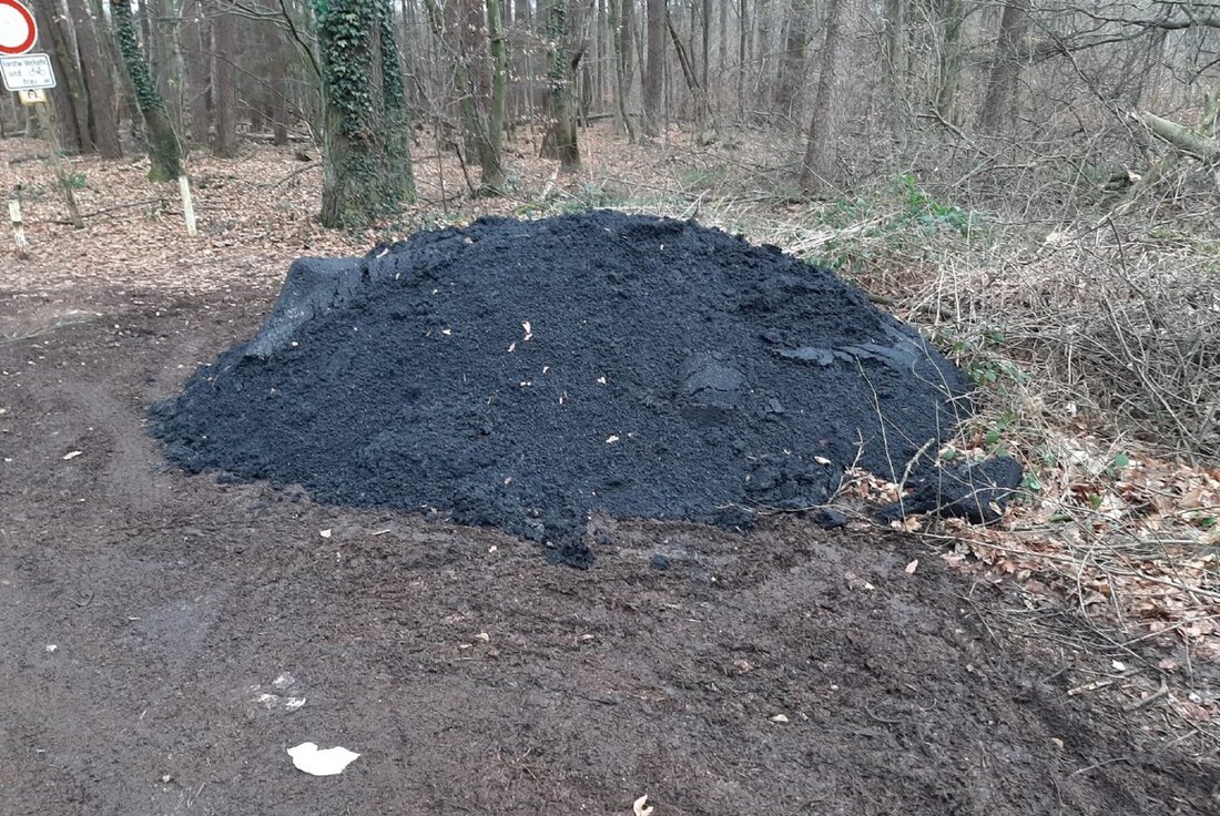Unbekannte haben Asphalt im Wald bei Dietzenbach abgeladen. Kripo sucht Hinweise zur Umweltstraftat. Bitte um Meldungen.
