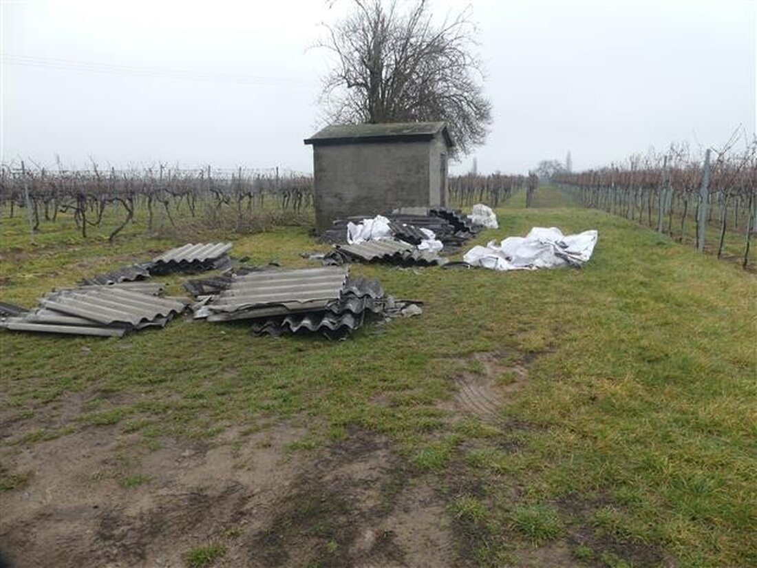 Die Kriminalpolizei Landau sucht Zeugen einer illegalen Entsorgung von asbesthaltigen Eternitplatten in Kirrweiler. Hinweise erbeten.