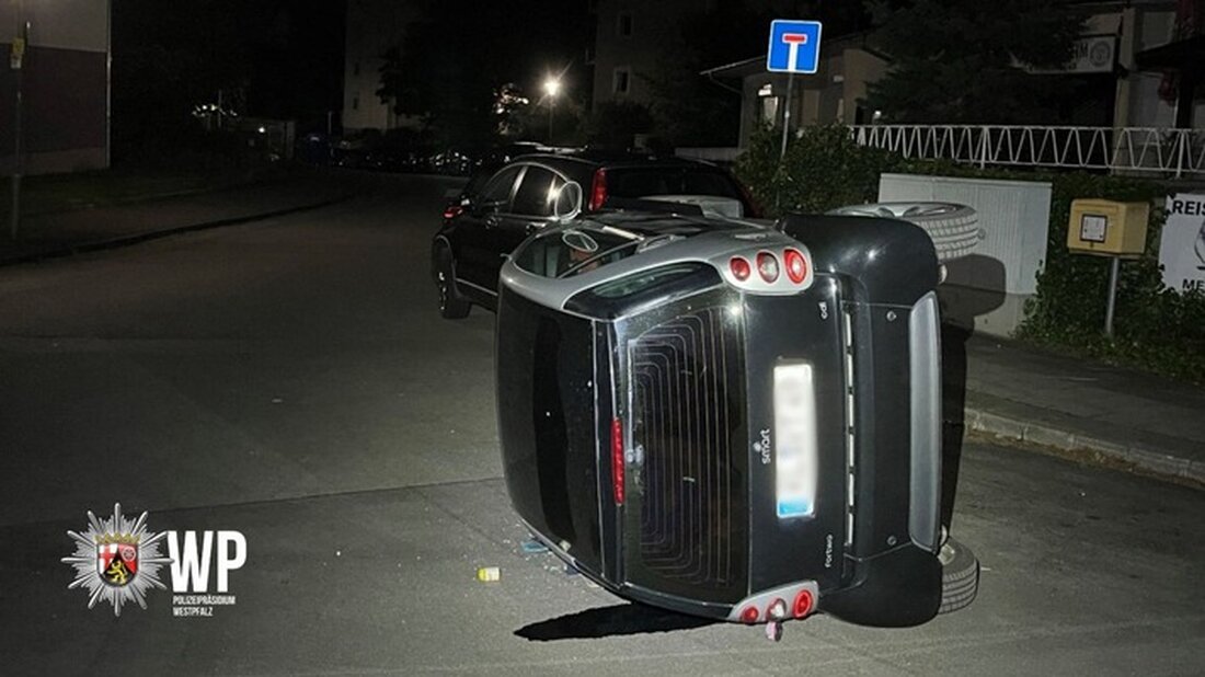 Unbekannte haben in Kaiserslautern einen parkenden Smart ForTwo umgeworfen. Polizei bittet um Hinweise zu den Tätern.