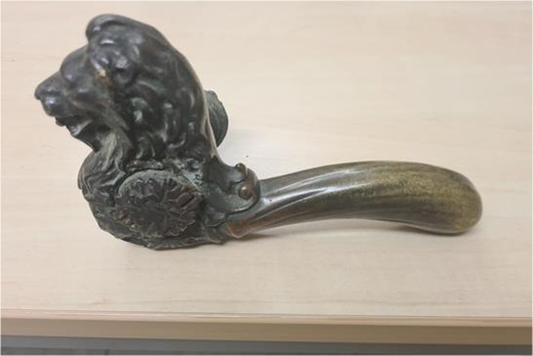 Die Altenburger Polizei sucht Zeugen zu zwei gestohlenen Löwenköpfen und einer Türklinke. Hinweise bitte unter 03447 / 471-0.