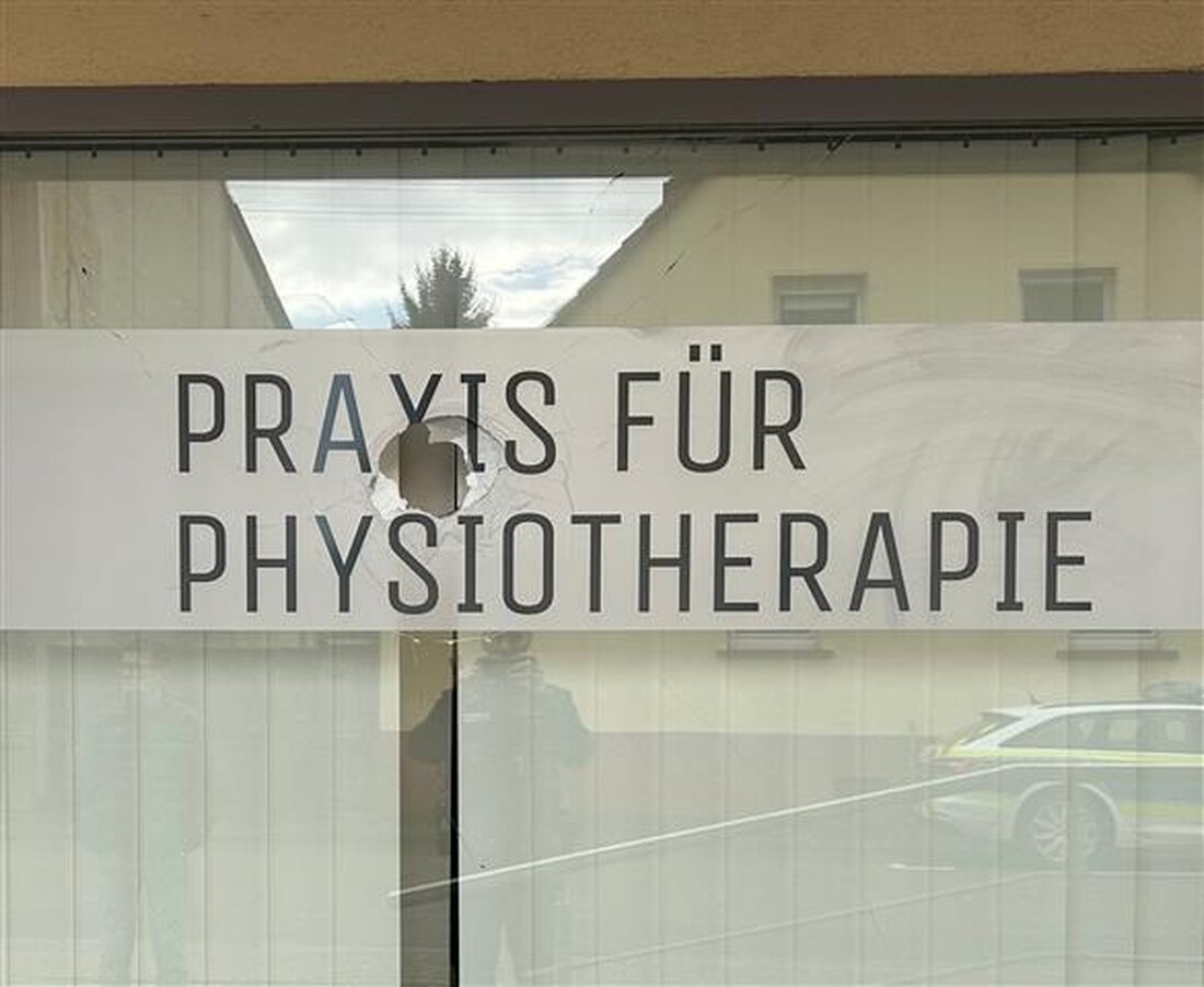 Unbekannte Täter warfen in der Nacht mehrere Fenster einer Physiotherapiepraxis in Altdorf ein. Hinweise erwünscht.
