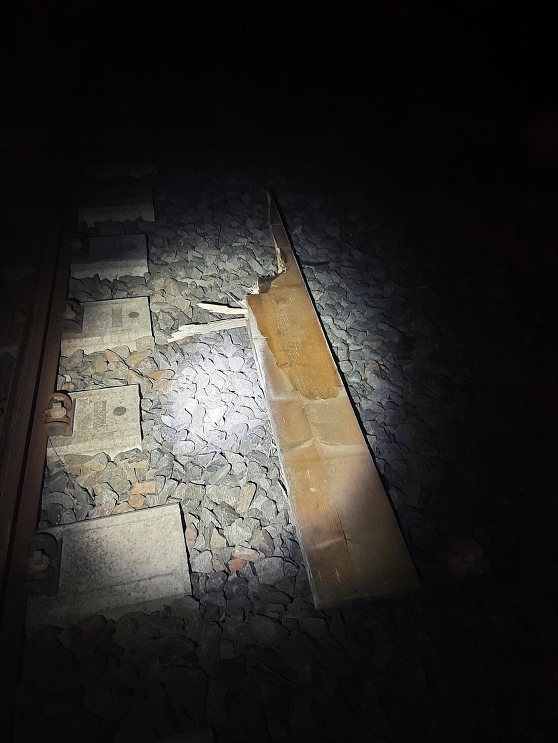 Unbekannte legten Bretter auf die Gleise am Bahnhof Lampertsmühle-Otterbach. Die Bundespolizei sucht Zeugen.