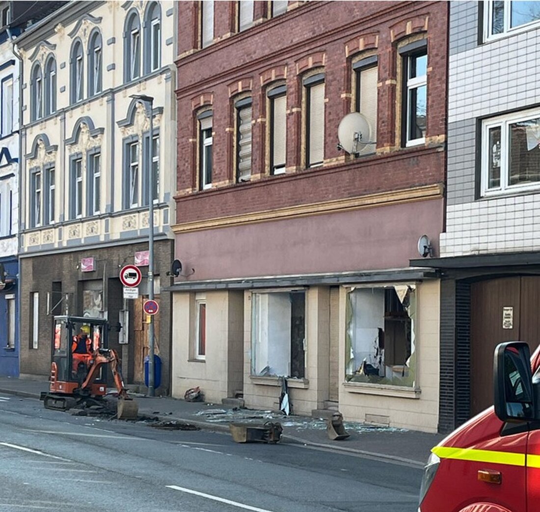 Unbekannte haben Gasleitungen an der Uechtingstraße in Gelsenkirchen abgesägt, was zu stundenlangen Sperrungen und Evakuierungen führte.