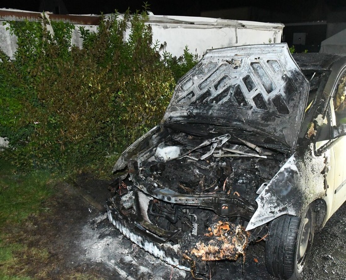 Unbekannte setzten in Bielefeld einen Ford C-Max in Brand. Polizei sucht Zeugen. Ermittlungen laufen nach Feuer auf Parkplatz.