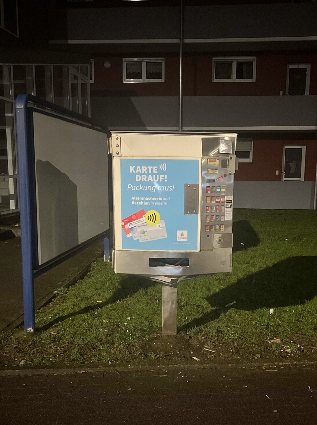 Unbekannte haben in Herzogenrath versucht, einen Zigarettenautomaten zu sprengen. Polizei Aachen ermittelt nach lautem Knall und Rauch.