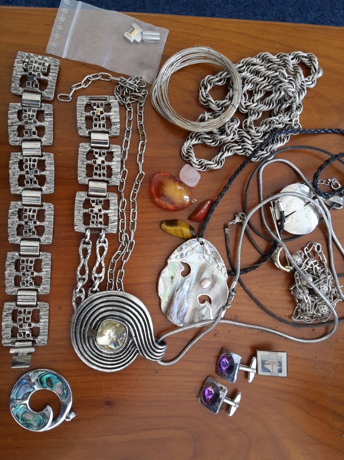 Die Polizei Rohrsen sucht den Eigentümer eines aufgefundenen Schmucks, der möglicherweise gestohlen wurde. Hinweise erbeten.