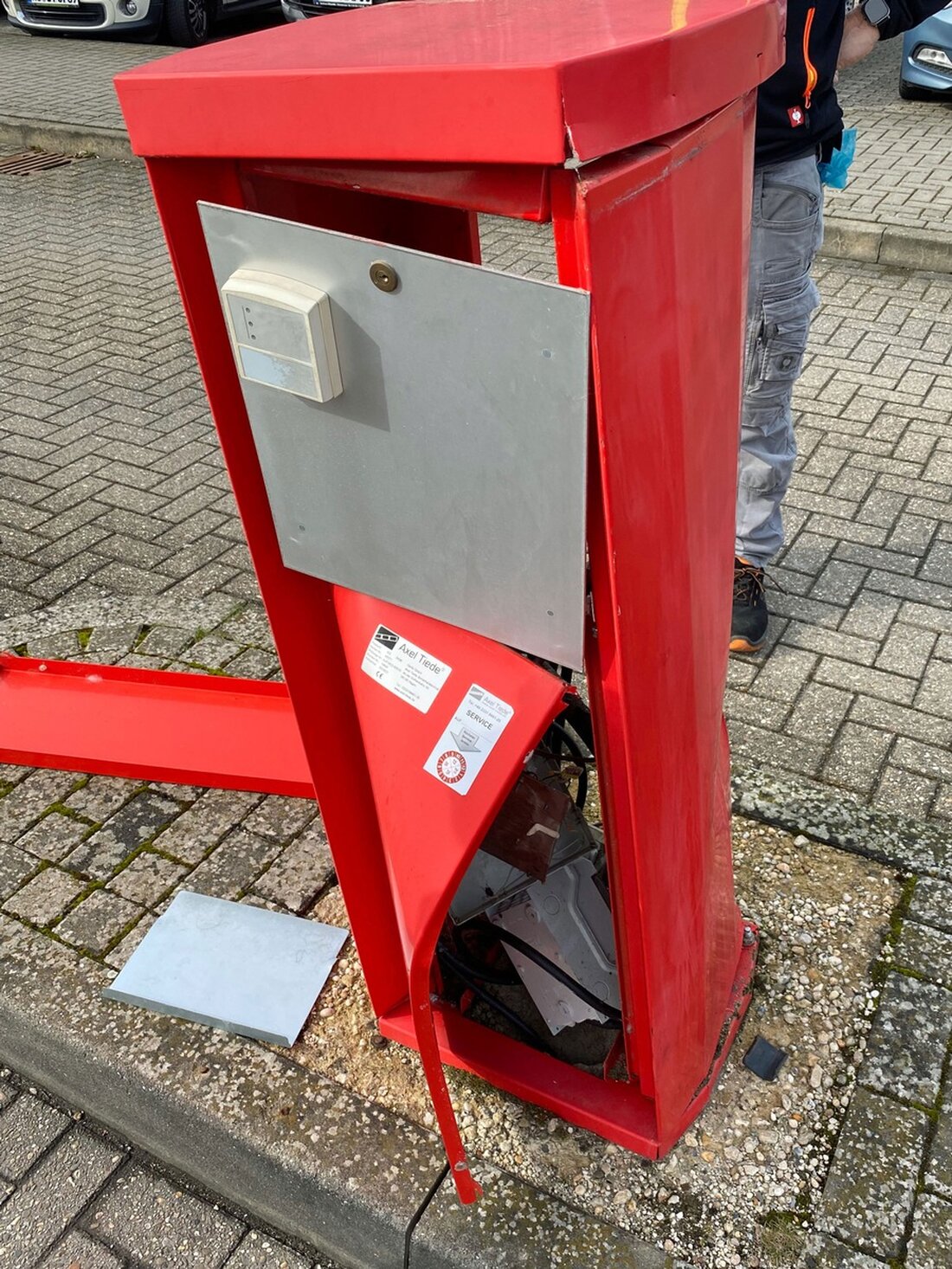 Am 25. Februar wurde ein Schrankenterminal auf dem Parkplatz an der Valkenburger Straße beschädigt. Zeugen bitte melden!