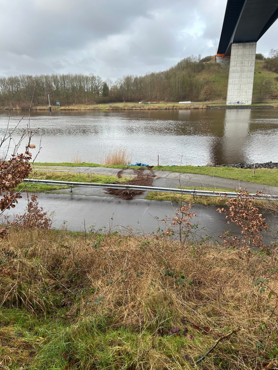 Spaziergänger meldet unerlaubte Müllentsorgung am Nord-Ostsee-Kanal in Holstenniendorf. Zeugen gesucht.