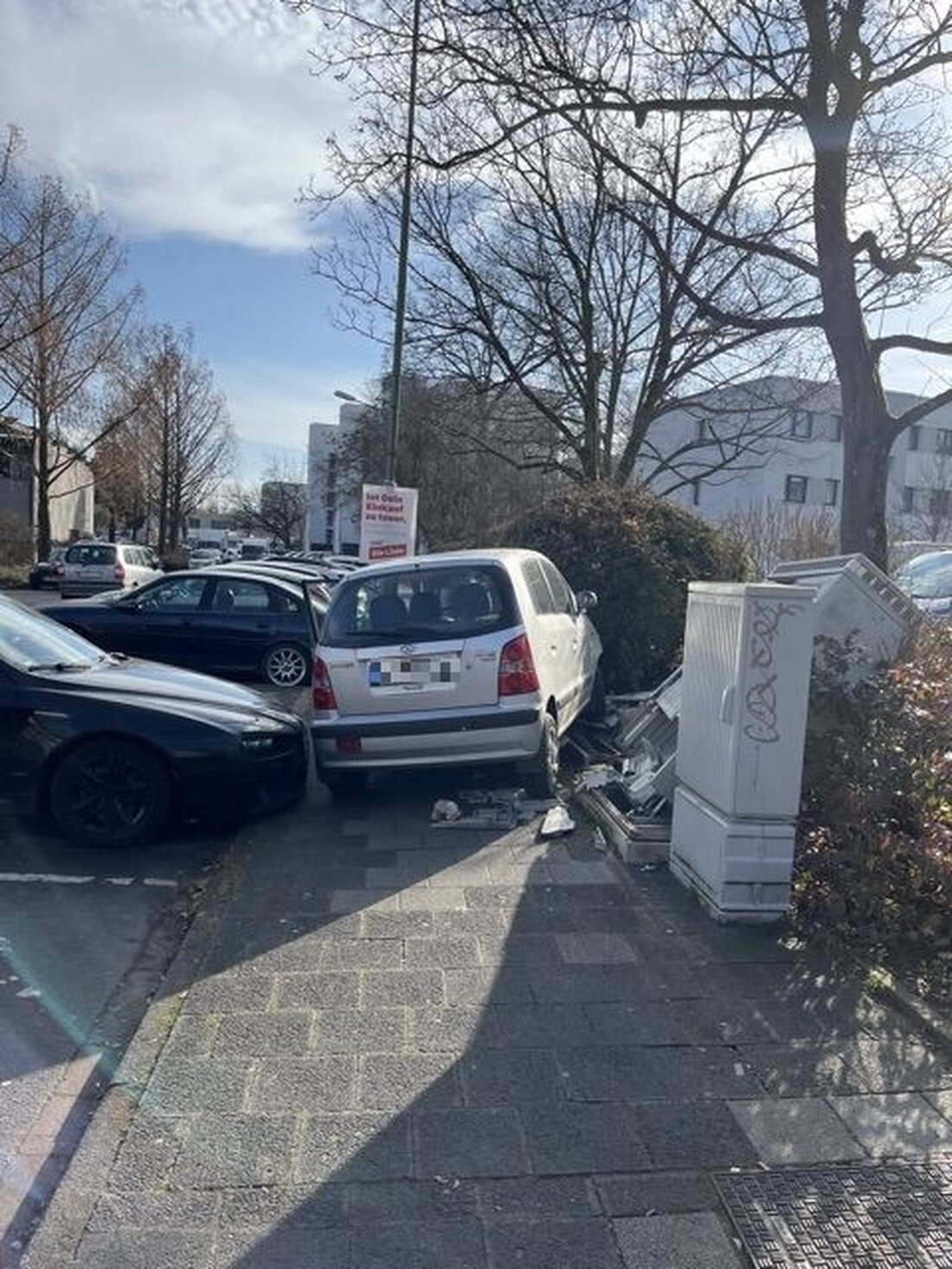 Nach einem Unfall in Offenbach kam es zu einem Stromausfall. Die Polizei und Stadtwerke arbeiten an der Störungsbeseitigung.