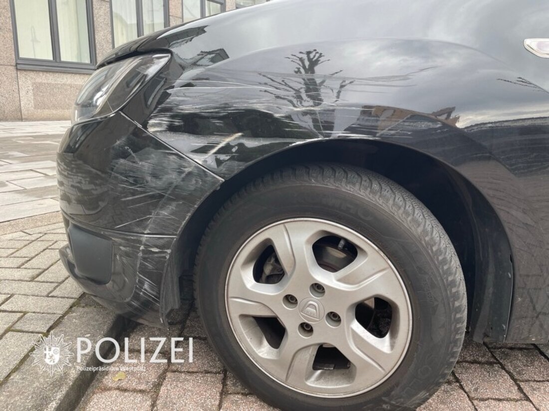 Ein Dacia Logan wurde auf einem Baumarktparkplatz in Kaiserslautern gestreift. Der Fahrer flüchtete. Hinweise erbeten.