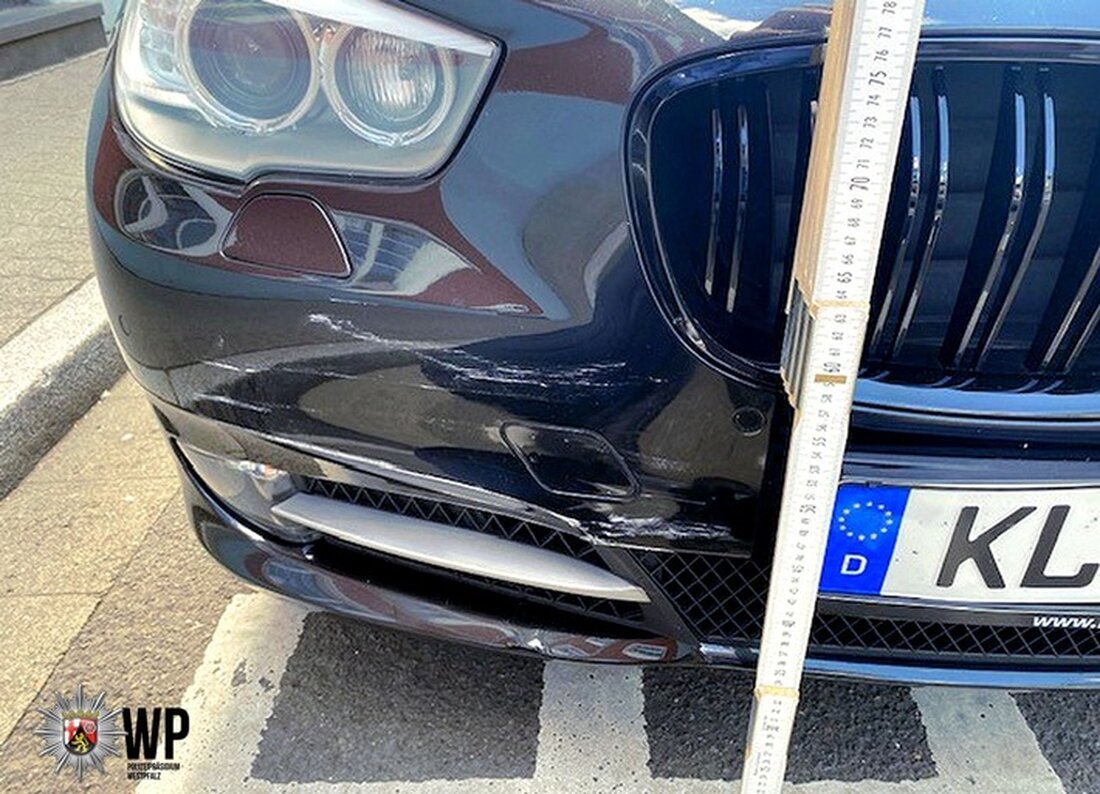 Im Parkhaus St.-Quentin-Ring wurde ein BMW beschädigt. Der Verursacher floh. Hinweise an die Polizei Kaiserslautern erbeten.