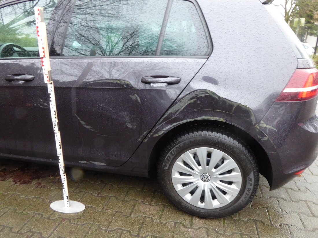Ein geparkter VW Golf in Bielefeld wurde zwischen dem 30.01.2025 und 31.01.2025 beschädigt. Polizei sucht Zeugen des Vorfalls.