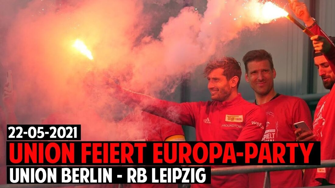 Union Berlin Fans & Spieler feiern Qualifikation Europapokal mit Pyro & Feuerwerk nach Union Berlin Sieg gegen RB Leipzig 2:1 in Deutschland »Bundesliga 2020/2021» 34. Runde. #Fcunion #Unionberlin #FCURBL #UnionBerlinFeiert #Qualifikation #Europapokal #EuropaParty // Union feiert europäische Party mit Feuerwerk – Spieler auf dem Balkon: Union-Fans feiern die starke Saison ihrer Mannschaft nach der Qualifikation vor dem Balkon, auf dem die Mannschaft steht Gut Über 1000 Fans feierten die Union Berlin-Spieler und Trainer Urs Fischer vor dem Stadion mit einem Feuerwerk für den Europapokal. Nach dem Abpfiff des Spiels gegen RB Leipzig versammelten sich zahlreiche Anhänger der Eisernen auf dem …