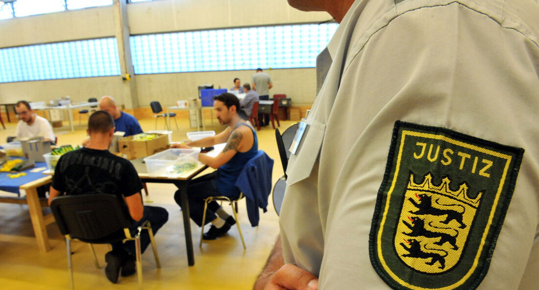 Die Stiftung „Reha-Fonds Dr. Traugott Bender“ hat 2020 rund 320.000 Euro an zinslosen Krediten an ehemalige Straftäter verzeihen. Der Fonds ermöglicht ehemaligen Straftätern einen wirtschaftlichen Neuanfang und leistet damit einen wichtigen Beitrag zur Verhinderung weiterer Straftaten. Das Stiftung „Rehabilitationsfonds Dr. Traugott Bender“ insgesamt 99 Kredite in Höhe von rund 320.000 Euro an Straftäter nach Verbüßung der Strafe im Jahr 2020 vergeben. Das Darlehen soll überschuldeten Straffälligen einen Neustart nach der Verbüßung ihrer Strafe ermöglichen. Eine erfolgreiche Umschuldung hilft, neue Straftaten aufgrund wirtschaftlicher Not zu vermeiden. Es erhöht auch die Chancen, dass der Verletzte tatsächlich Wiedergutmachung findet – zum Beispiel in …