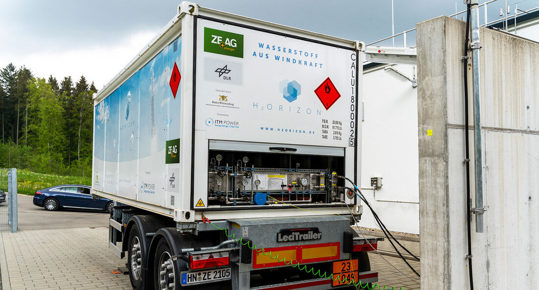 Wirtschaftsministerin Dr. Nicole Hoffmeister-Kraut reist mit einer Delegation nach Schottland. Dort geht es darum, weitere gemeinsame Aktivitäten in den Bereichen erneuerbare Energien, Wasserstoff und Dekarbonisierung von Industrieprozessen voranzubringen. Hierzu soll ein „Memorandum of Understanding“ mit Schottland unterzeichnet werden. Mit einer rund 40-köpfigen Delegation reist Wirtschaftsministerin Dr. Nicole Hoffmeister-Kraut am 28. November 2022 für zwei Tage nach Glasgow in Schottland, um neue Kooperationsfelder im Zukunftsfeld Wasserstoff zu identifizieren. Die Wirtschaftsministerin nimmt die Reise zum Anlass, um im Namen von Ministerpräsident Winfried Kretschmann ein „Memorandum of Understanding“ mit Schottland zu unterzeichnen. Damit sollen unter anderem in den Bereichen erneuerbare Energien, Wasserstoff und …