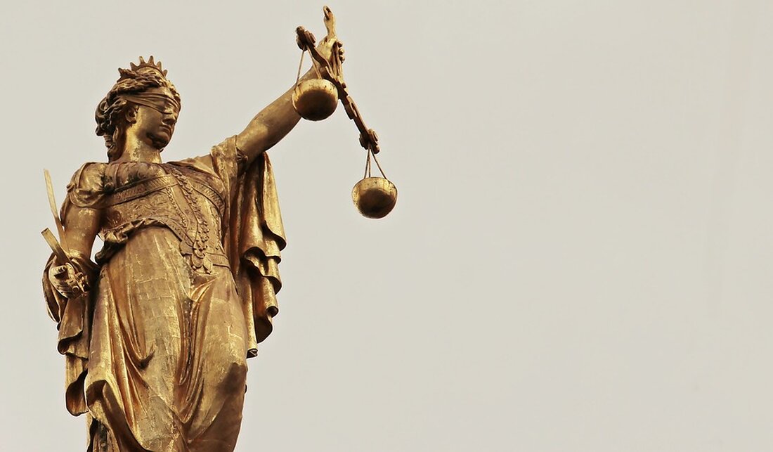 Strafprozess am Landgericht Gera Gelten für gewöhnliche Drogenkriminelle andere Maßstäbe als für die beiden naiven Cannabis-Gärtner aus Regis-Breitingen und Meuselwitz? Das Landgericht Gera hat bei der Verkündung des Urteils darauf eine Antwort gegeben. Bewaffneter Drogenhandel: Urteil für naive Meuselwitzer und Regiser Gera/Meuselwitz/Regis-Breitingen. Kommt Tobias J. mit einer Bewährungsstrafe davon, nachdem er wegen des bewaffneten Drogenhandels mit 3,8 Kilogramm Marihuana angeklagt war? Dabei müsste das Delikt mit mindestens fünf Jahren Haft geahndet werden. Die Frage legte sich über den dritten und letzten Verhandlungstag am Landgericht Gera, bei dem auch Matthias L. und Marcel W. aus Meuselwitz ihr Urteil erwarteten. Strafmaß für …