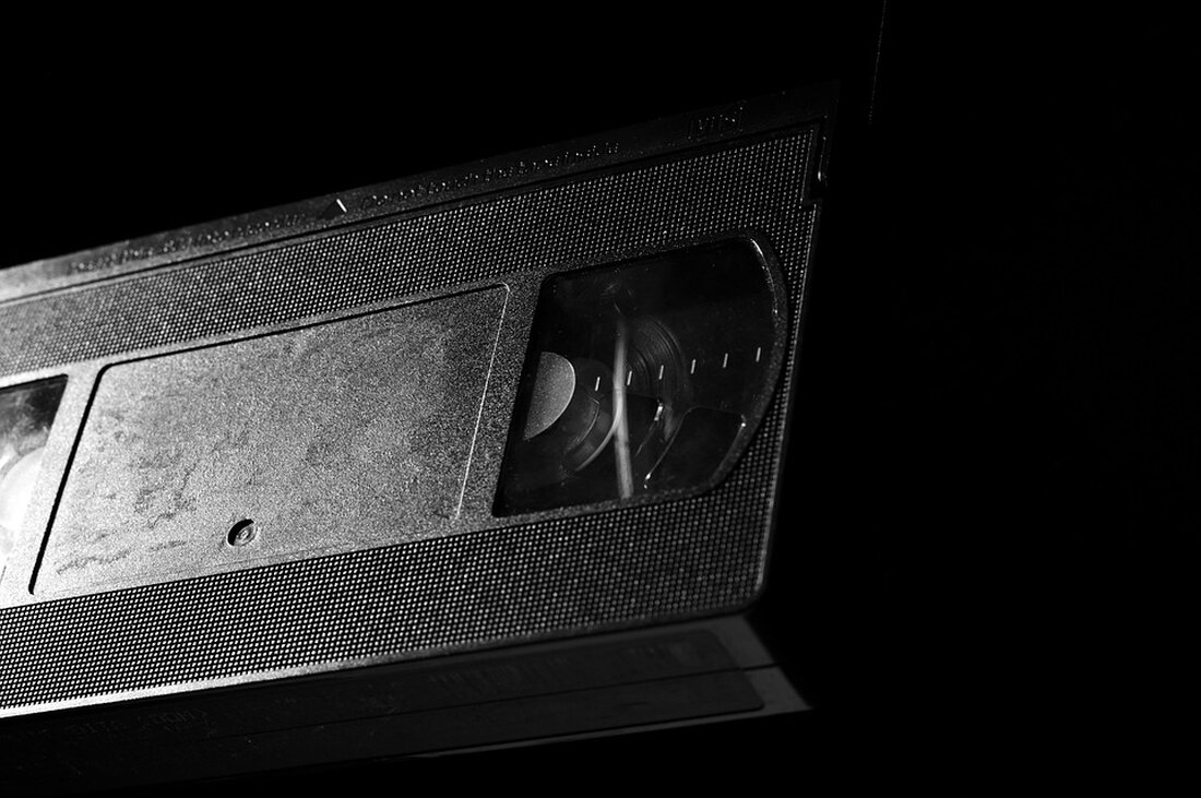 Entdecken Sie die letzte Folge der Podcast-Reihe "VHS Ohrenblicke", in der Mediencoach Frederike Coring und Fotografie-Dozent Alexander über Film-Noir-Licht in der Fotografie diskutieren. Erfahren Sie mehr über Integrationskurse, digitale Trends und die vielfältigen Bildungsangebote der VHS Tempelhof-Schöneberg. Hören Sie jetzt rein und abonnieren Sie unseren Podcast!