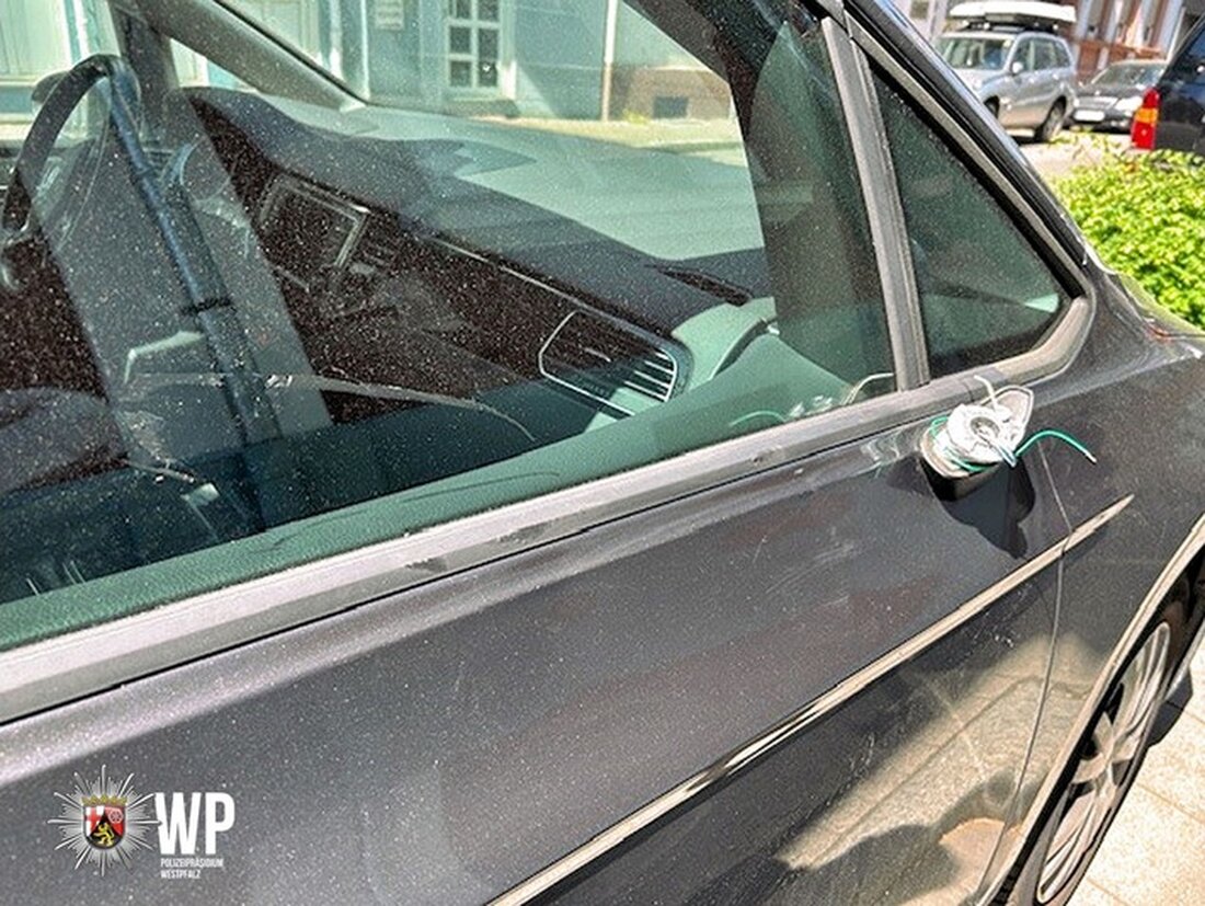 Unbekannte Täter haben am Wochenende in der Straßburger Allee einen VW Golf beschädigt. Außenspiegel abgerissen, Delle in der Tür.