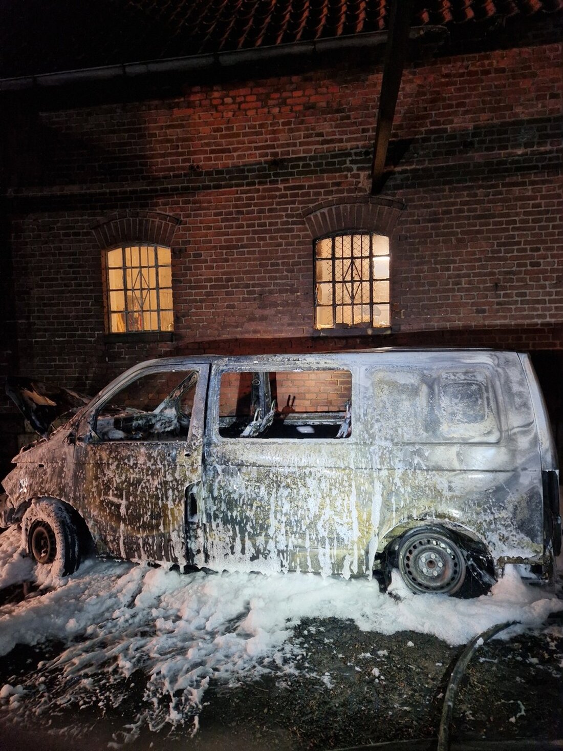 Am Samstag brannte ein VW Transporter in Obernkirchen. Die Polizei ermittelt zur unbekannten Brandursache.