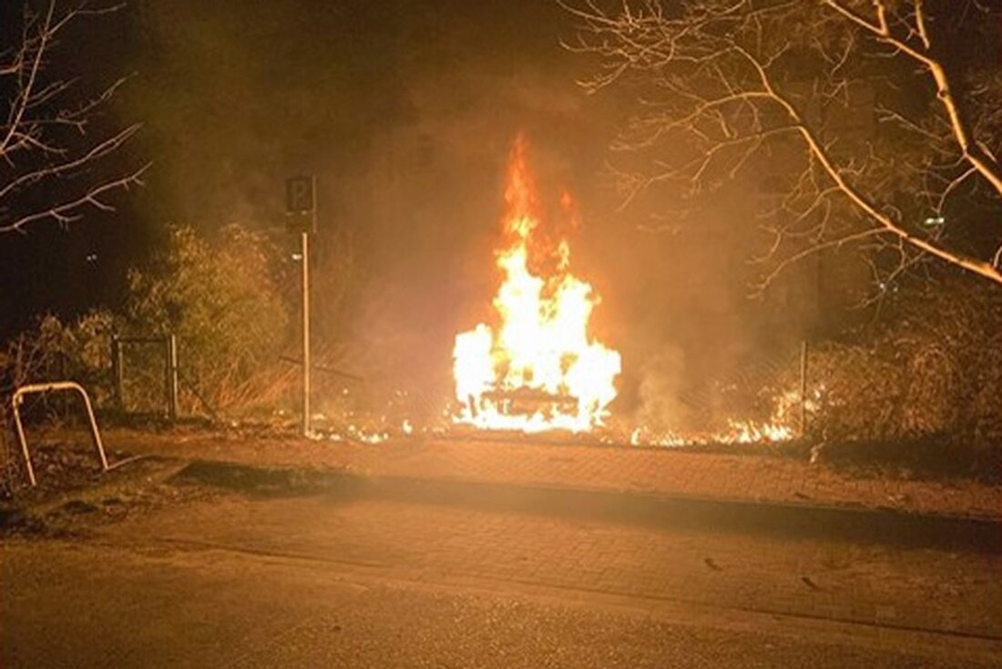 In der Nacht vom 18. März 2025 brannte ein VW Polo in Langenfeld vollständig aus. Die Polizei ermittelt und sucht Zeugen.