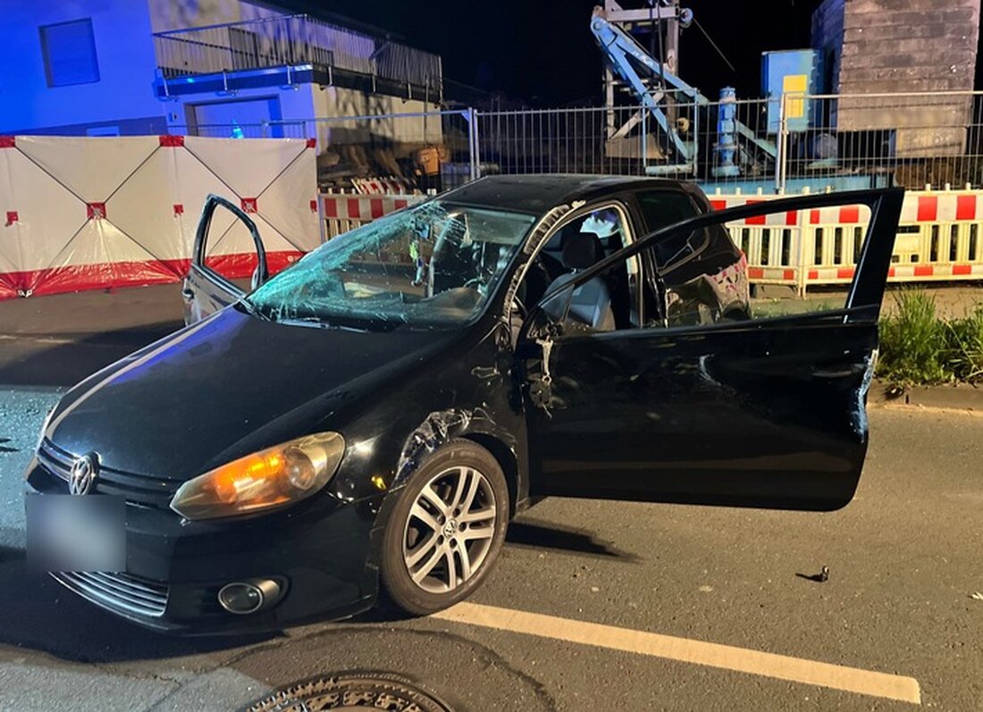 Ein 26-jähriger Mann aus Lage wurde bei einem Unfall in Herford verletzt, als sein VW ein geparktes Fahrzeug rammte.