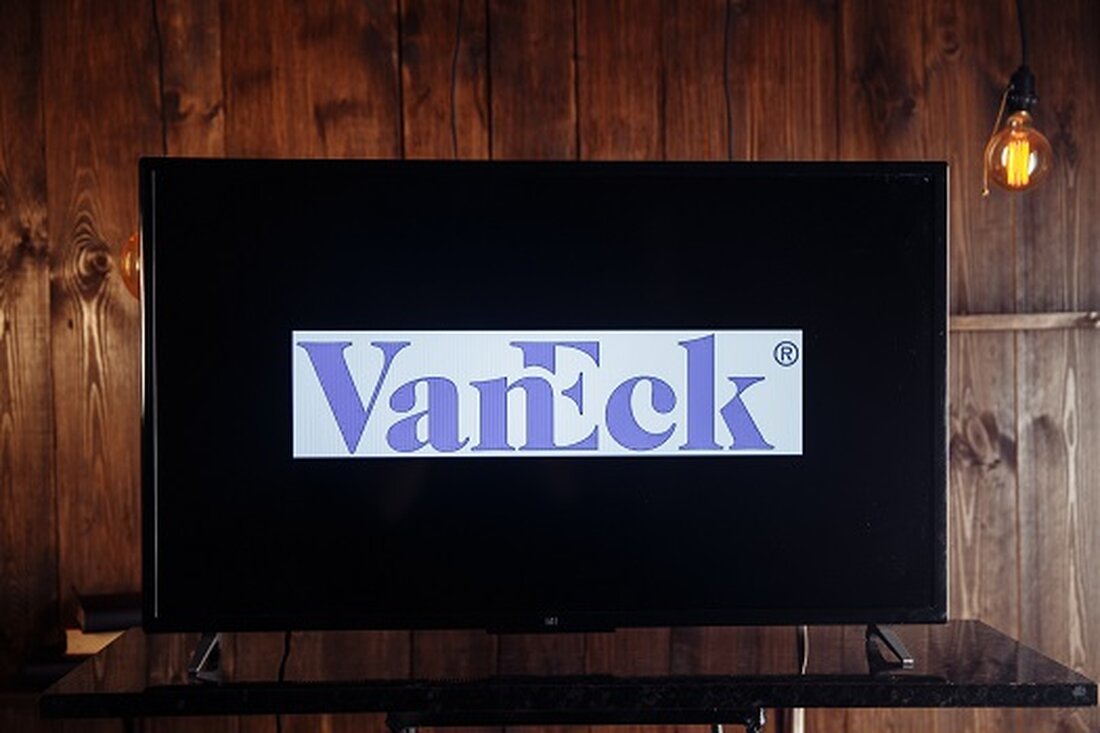 VanEck hat PYTH ETN an der Euronext Amsterdam und Paris für 15 EU-Länder eingeführt. Das PYTH ETN verfolgt den Pyth-Token, der von Bank Frick als vollständige Sicherheit verwahrt wird. VanEck möchte den DeFi-Zugang erweitern und PYTH ETN zu seinen Krypto-Investitionsoptionen hinzufügen. VanEck, ein globaler Vermögensverwalter, der für seine Anlageprodukte im Bereich digitaler Vermögenswerte bekannt ist, hat gestartet eine börsengehandelte Note (ETN) in Europa, die den nativen Token des Pyth Network, PYTH, nachbildet. Der VanEck Pyth ETN wird jetzt an der Euronext Amsterdam und Euronext Paris gehandelt und steht Anlegern in 15 europäischen Ländern zur Verfügung, darunter wichtige Märkte wie Deutschland, …