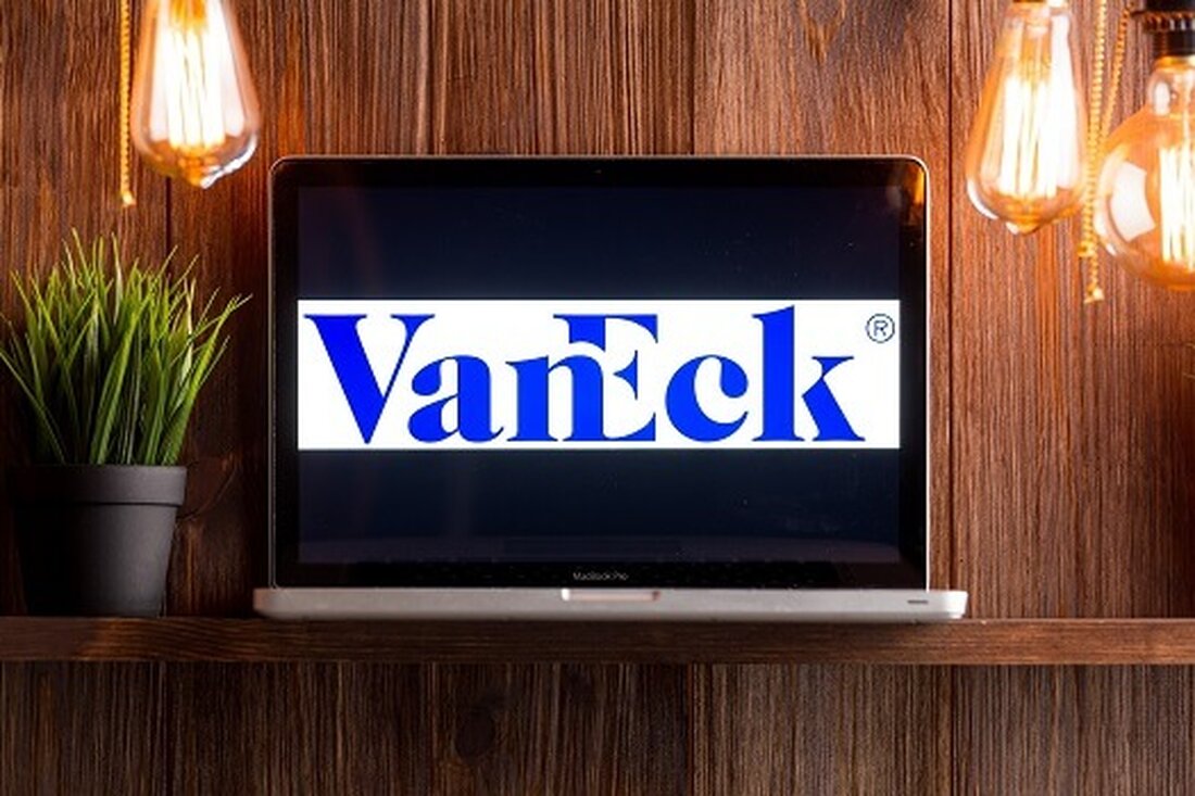 VanEck schließt seinen Ethereum Futures ETF (EFUT) bis zum 16. September 2024. Der EFUT verzeichnete im Vergleich zum Spot-Ethereum-ETF von VanEck eine geringe Vermögensakkumulation. Generell ist Ethereum mit Herausforderungen durch den Wettbewerb sowie sinkende Netzwerkeinnahmen und -gebühren konfrontiert. VanEck wird seinen Ethereum Strategy ETF (EFUT) bis zum 16. September 2024 schließen, die Liquidation wird bis zum 23. September erwartet. Der im Oktober 2023 aufgelegte EFUT hatte im Vergleich zu VanEcks erfolgreicheren Spot Ethereum ETF (ETHV) mit einer geringen Vermögensbildung und Performance zu kämpfen. Strategische Neuausrichtung VanEcks Entscheidung, den EFUT ETF zu schließen, ist Teil einer strategischen Überprüfung seines ETF-Angebots. Der …