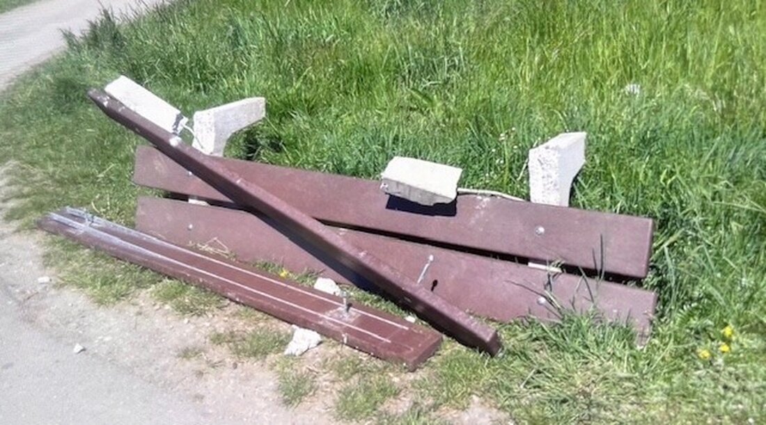 Unbekannte Vandalen zerstörten eine Holzbank in Kirchdorf an der Iller. Die Polizei sucht Zeugen. Schäden belaufen sich auf 400 Euro.