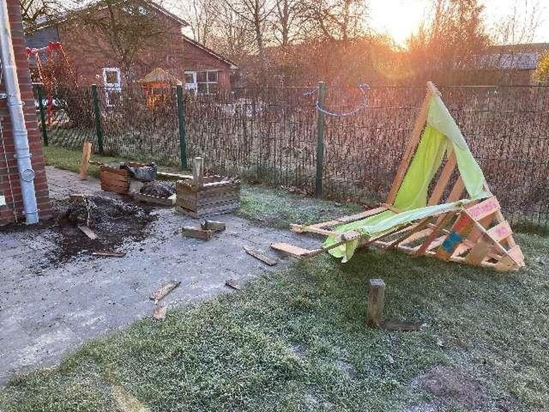 Unbekannte Täter beschädigen Spielgelände einer Kindertagesstätte in Schortens. Polizei sucht Zeugen für Hinweise.