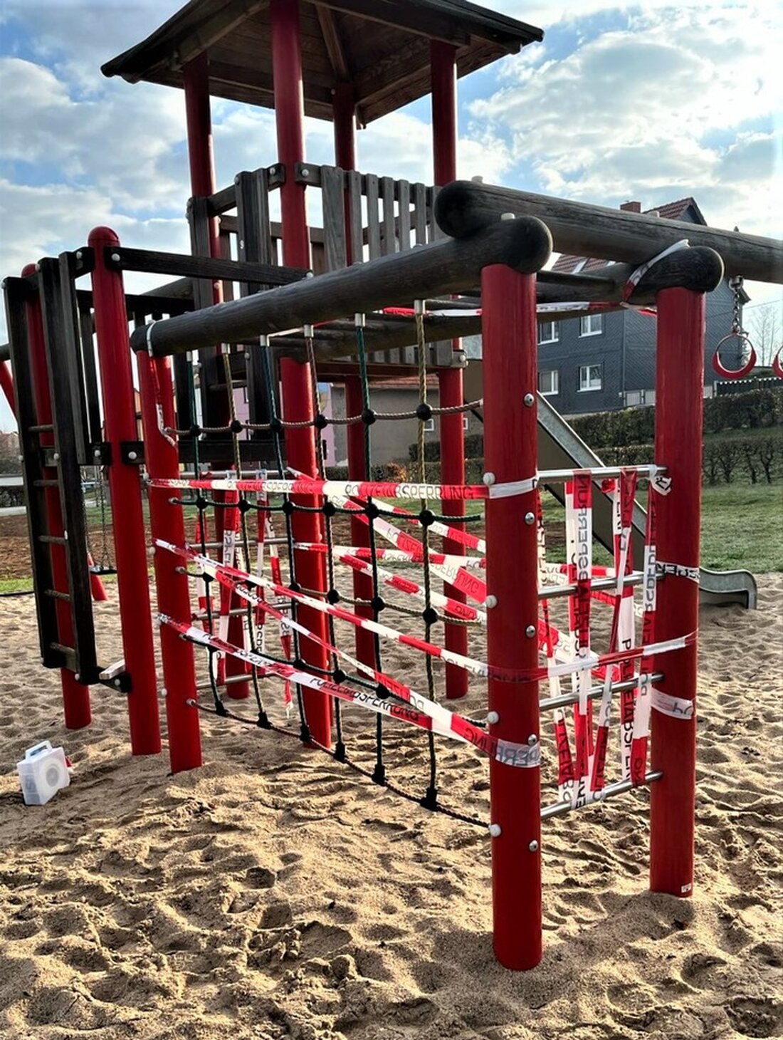 Unbekannte vandalierten ein Klettergerüst auf einem Spielplatz in Reifenstein. Polizei ermittelt wegen Sachbeschädigung. Hinweise erbeten.