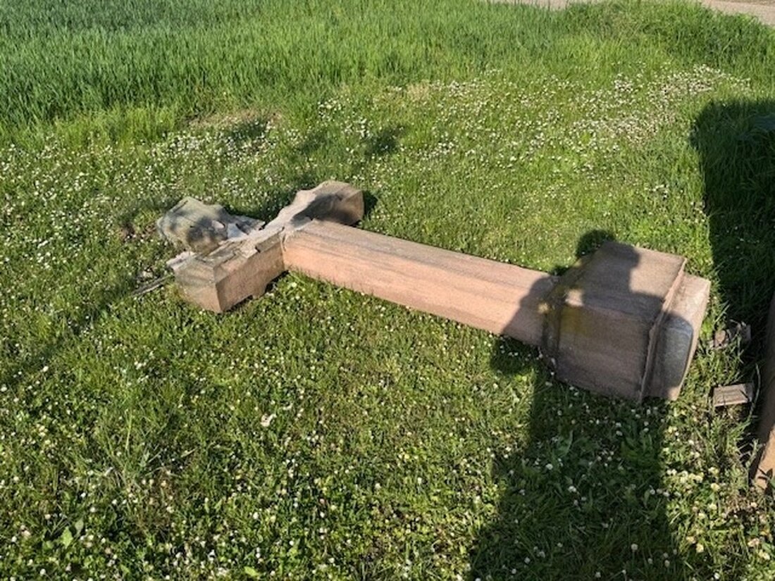 Unbekannte Täter beschädigten in Lingenfeld ein Flurkreuz. Hinweise nimmt die Polizei Germersheim entgegen.