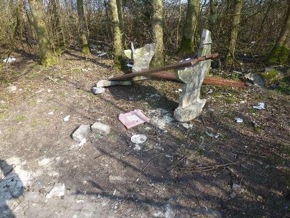 Unbekannte Täter beschädigten in Wilhelmshaven zwei Sitzbänke und verschmutzten die Umgebung. Polizei sucht Zeugen.