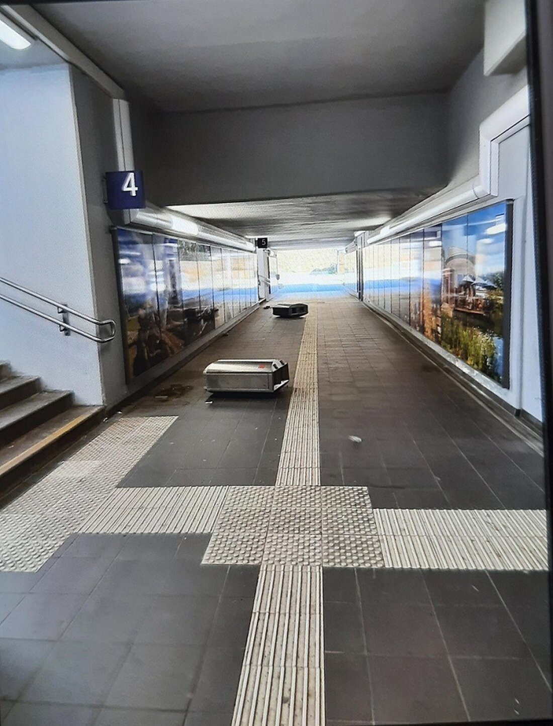 Unbekannte Täter verwüsteten am Bahnhof Oelde Blumenkübel und Mülleimer. Die Bundespolizei sucht Zeugen. Hinweise erbeten!
