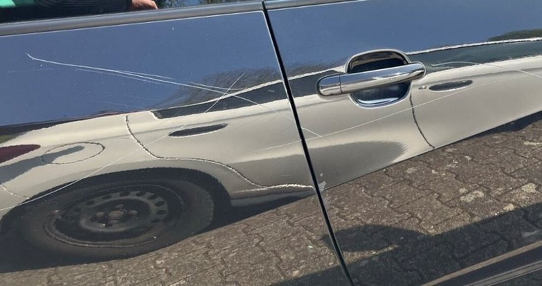 Unbekannte haben zwischen dem 08. und 10. April 2025 auf dem Kirchbergparkplatz in Edenkoben 6 Fahrzeuge beschädigt. Hinweise erwünscht.