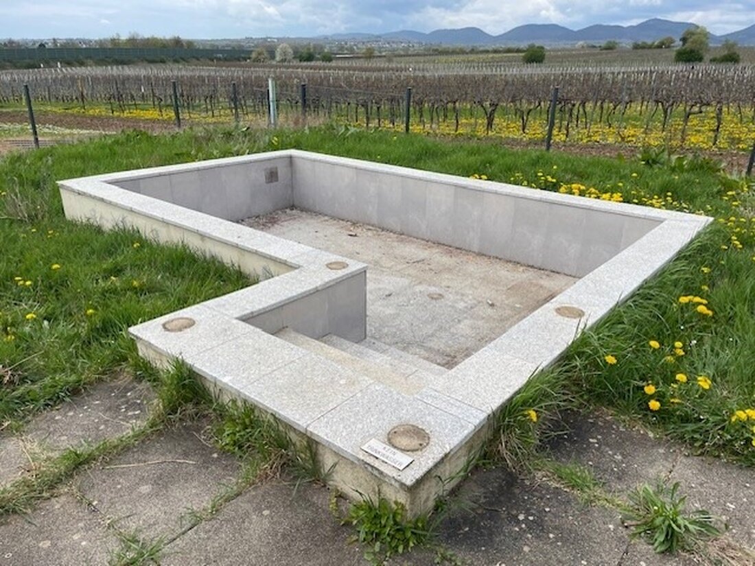 Unbekannte beschädigten die Pergola am Weinpanoramaweg Nußdorf und hinterließen großen Sachschaden. Hinweise erbittet die Polizei.
