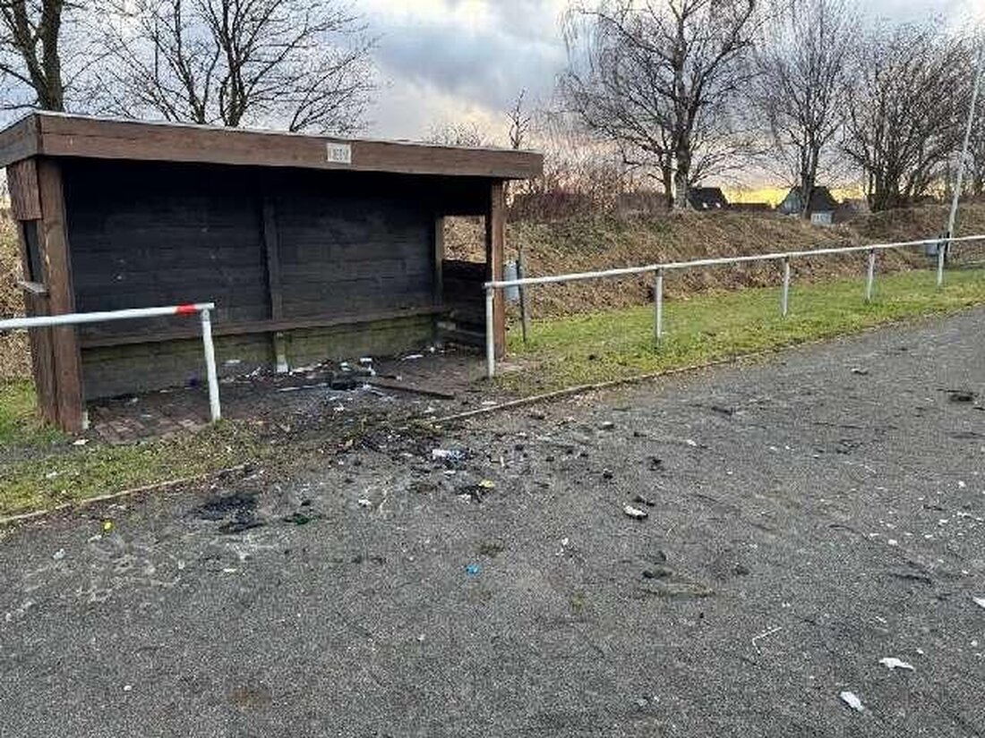 Unbekannte beschädigen Trainerbank und zerschlagen Flaschen auf dem Sportplatz in Zellerfeld. Polizei bittet um Hinweise.