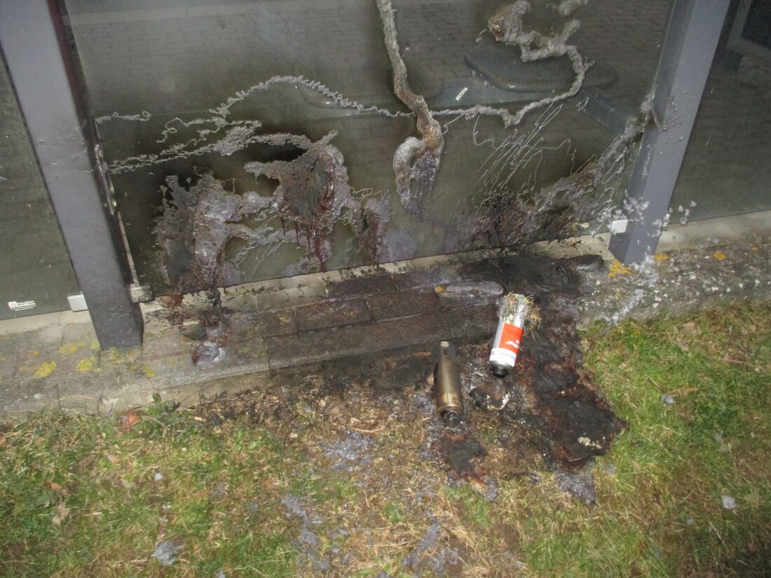 Unbekannte beschädigten das Buswartehäuschen in Alfeld, indem sie es mit Farbe besprühten und versuchten, es in Brand zu setzen. Ermittlungen laufen.