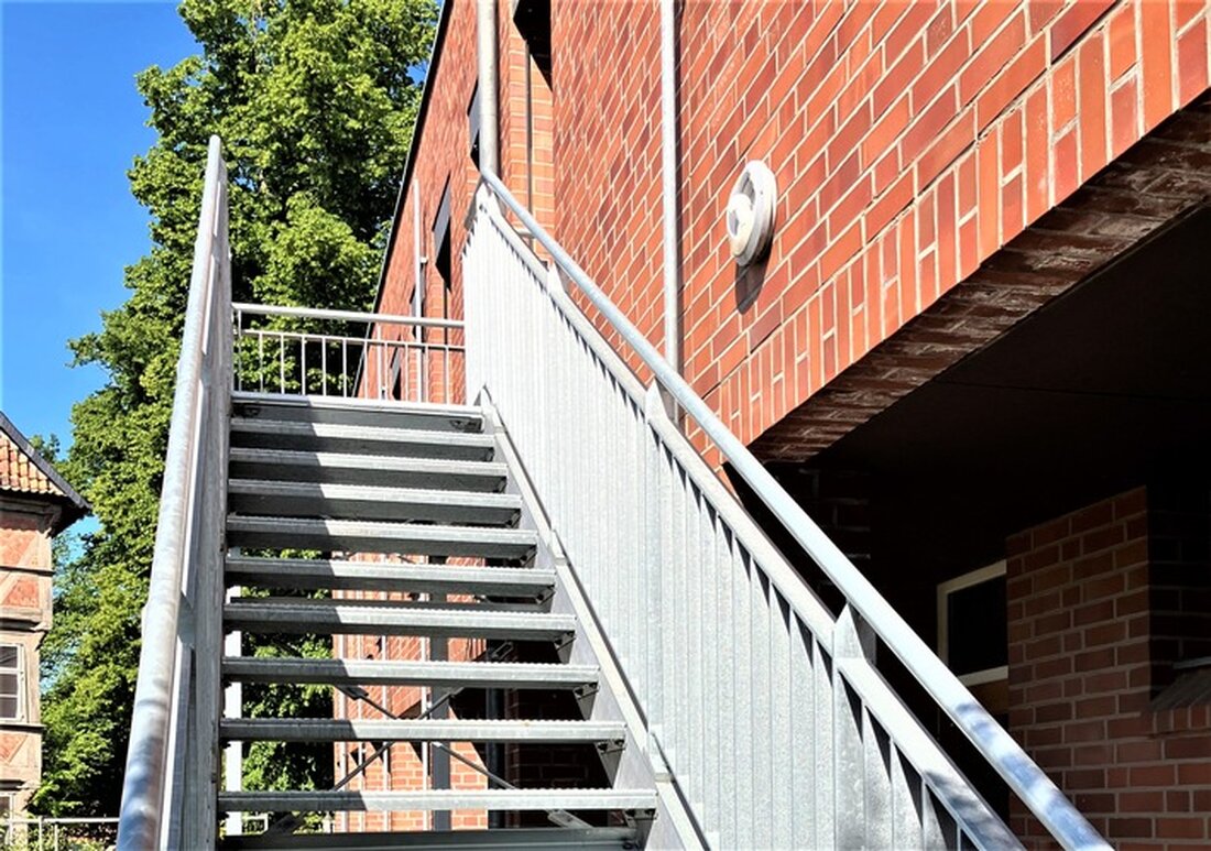 Unbekannte Täter beschädigten in Bockenem die Notbeleuchtung einer Kirche sowie Absperrketten zwischen 10. und 11. Mai 2025.